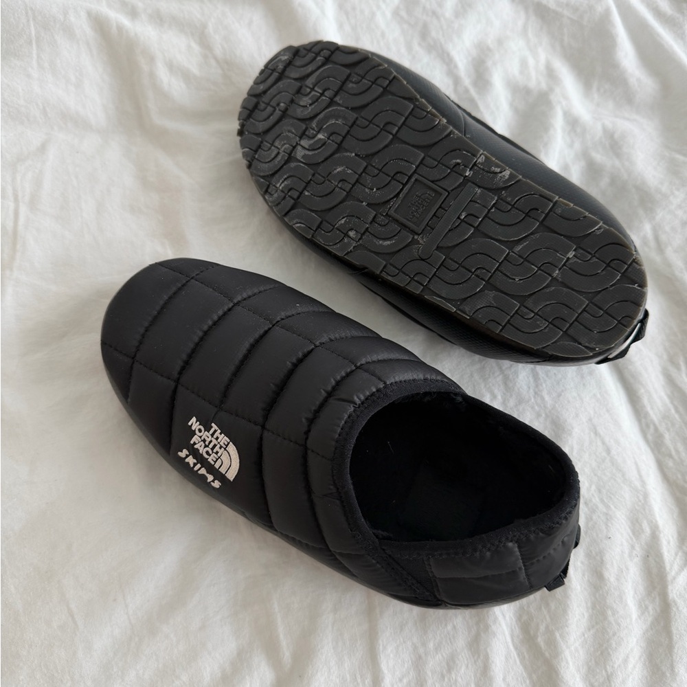 SKIMS X North Face Thermoball Traction Mules - Size 38 - Picture 2 of 3